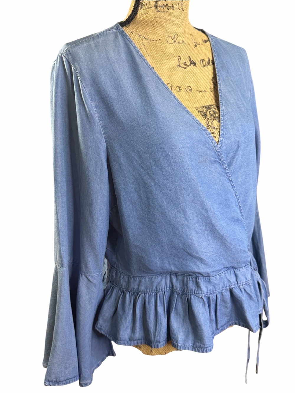Haute Monde Chambray Light Blue Denim Wrap Peplum Blouse. EC. Size X-LARGE